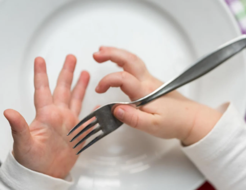 kids eating in school's canteen